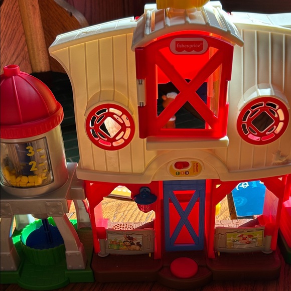 Fisher-Price Farmhouse Fun Playset with Red and Blue - Picture 4 of 6
